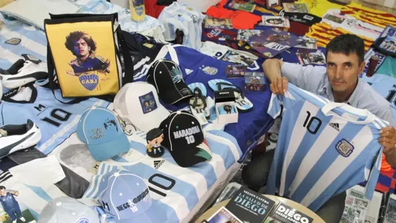 Un jornalero, fanático del Mundial, armó una colección temática de 3.000 piezas