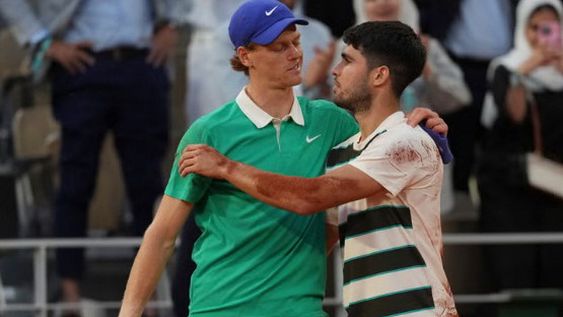 HACE POCO menos de un mes, Alcaraz venció a Sinner en Roland Garros. Mañana volverá a disputar un título, nada menos que el de Wimbledon.