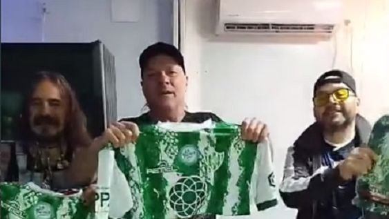 La Renga exhibiendo las camisetas de Sportivo Desamparados