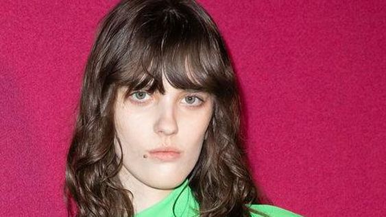 Moda: el flequillo indie que podrás cortarte en casa y lucir descuidado