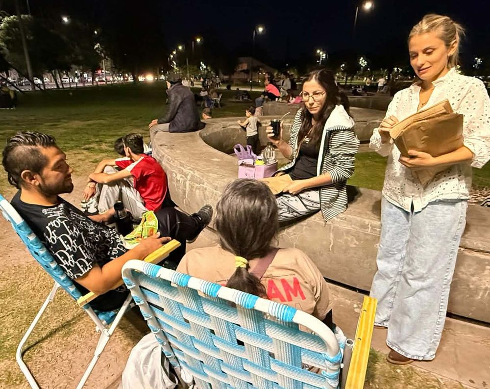 Ivana, desde DIARIO DE CUYO, repartió bolsitas de papel reciclado a los presentes, para arrojar los residuos y mantener la limpieza del Parque de Mayo