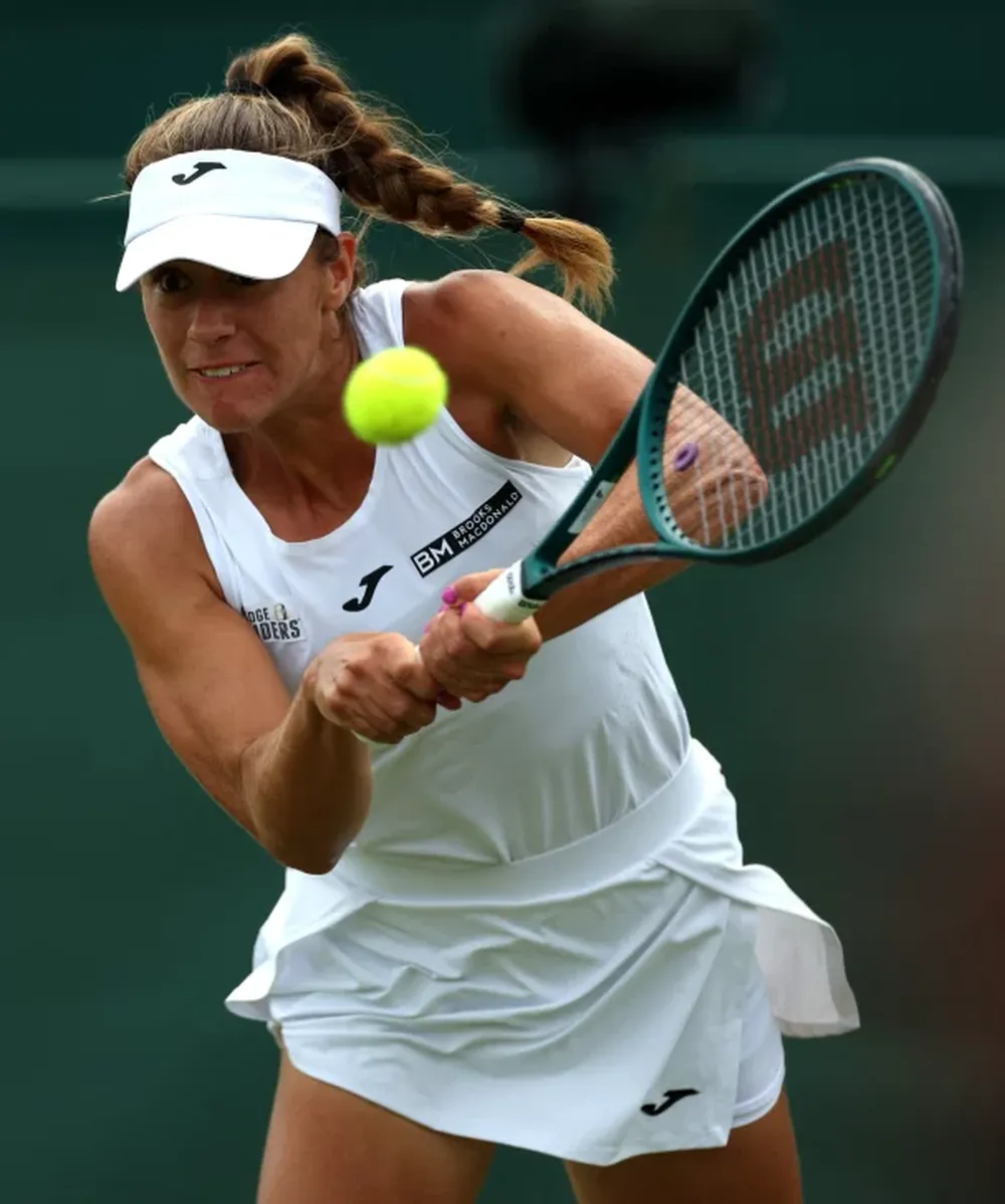 CON CONVICCIÓN, Solana derrotó a la española 41 del mundo. Antes de Wimbledón, Sierra estaba 101, ya ha ganado 35 puestos en el ranking.