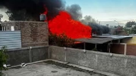 [VIDEO] Impactante incendio en Rivadavia: ardió una carpintería y causó temor en barrios aledaños