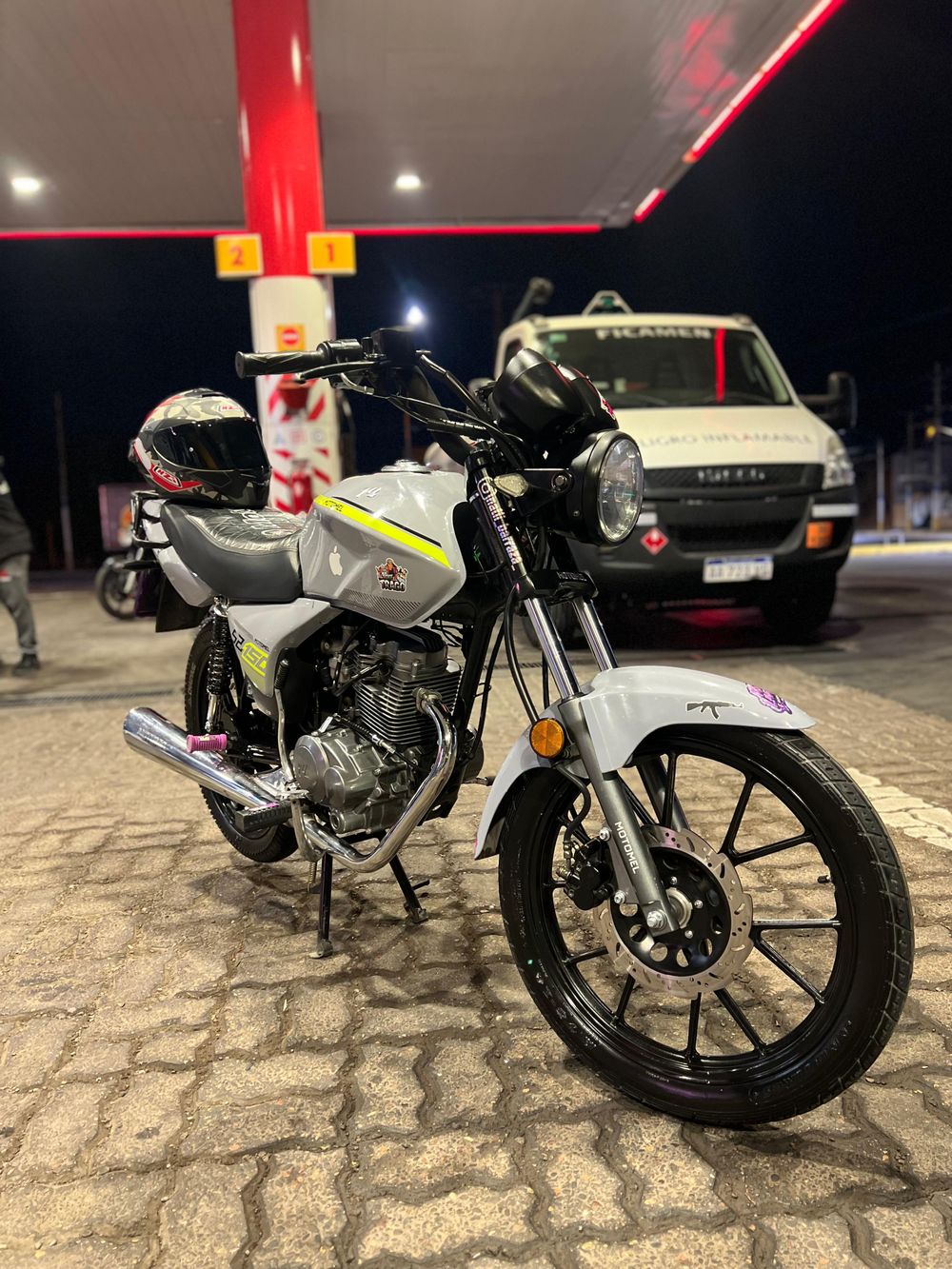 Ésta es la moto robada. En solo cuatro minutos, le robaron el vehículo de la vereda en Pocito.