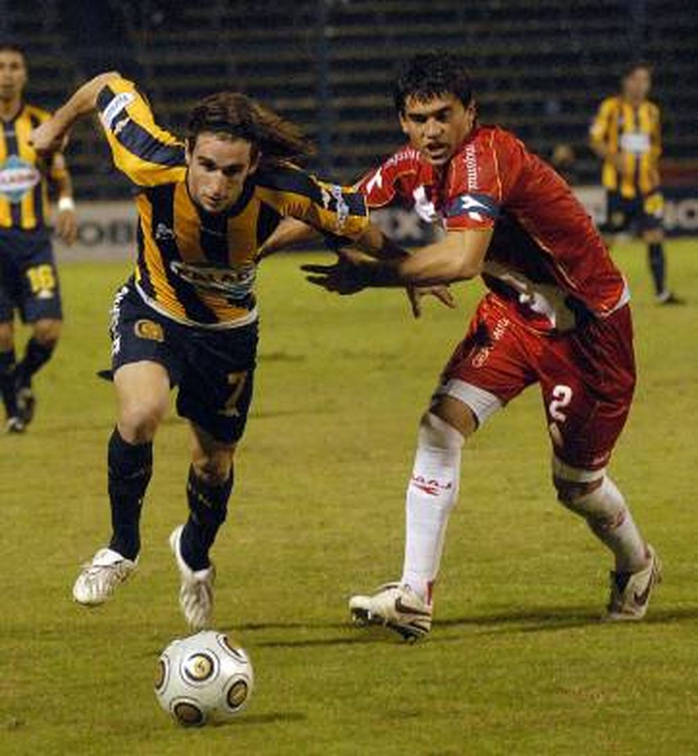Central derrotó a Argentinos y sueña