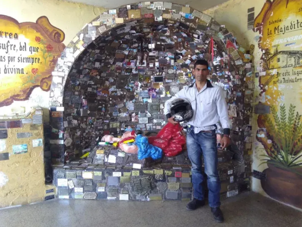Un joven Omar en la Difunta Correa.