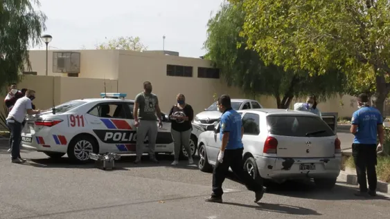 Perseguidos, abandonan el auto con el botín