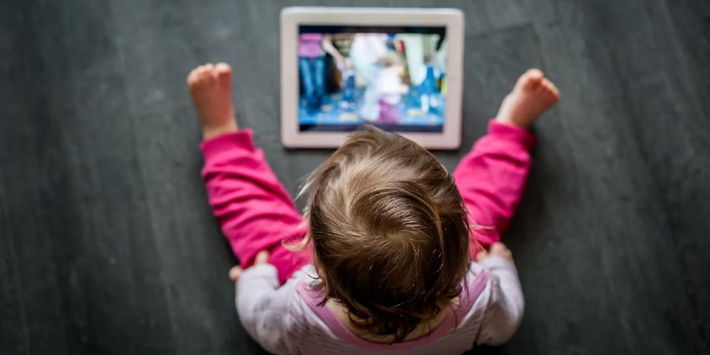 El niño puede tener menos oportunidades de aprender a reconocer y regular sus emociones por sus propios medios.