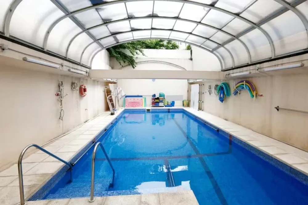 Un niño de 11 años murió durante una clase de natación mientras jugaba con sus amigos