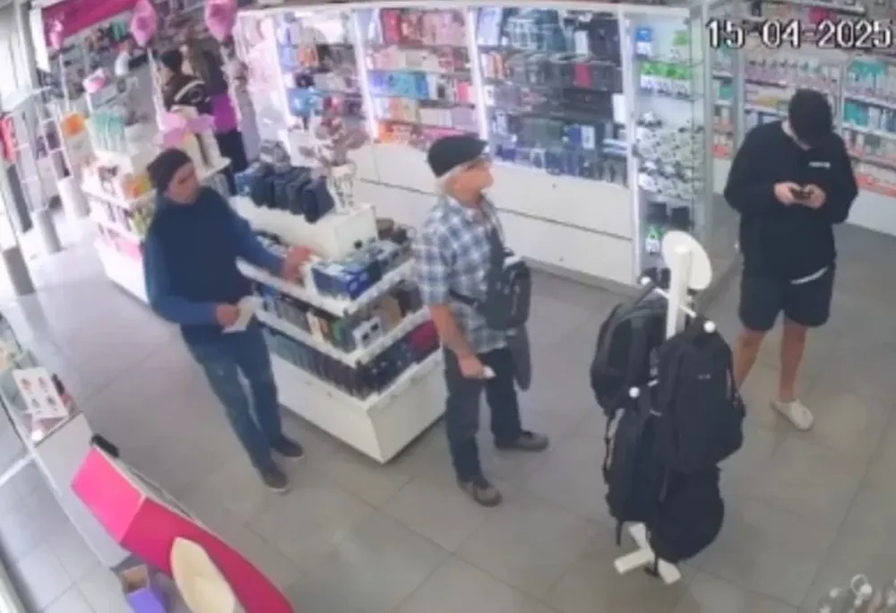 Robo en una farmacia de Desamparados - Captura de video.-