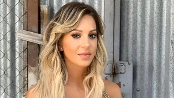 Noelia Marzol posó en ropa interior y una mano misteriosa posada en su cola, ¿de quién es?