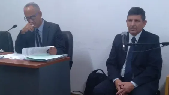 EL SUBOFICIAL  ESCRIBIENTE, Juan Ramón Aballay (derecha) siempre dijo que quiso ayudar a la familia a la que le habían hackeado el teléfono desde el cual lo estafaron con el venta de dólares baratos.