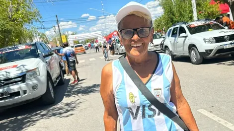 Teresa, 71 años y una pasión intacta: la hincha fiel que sigue cada etapa de la Vuelta a San Juan
