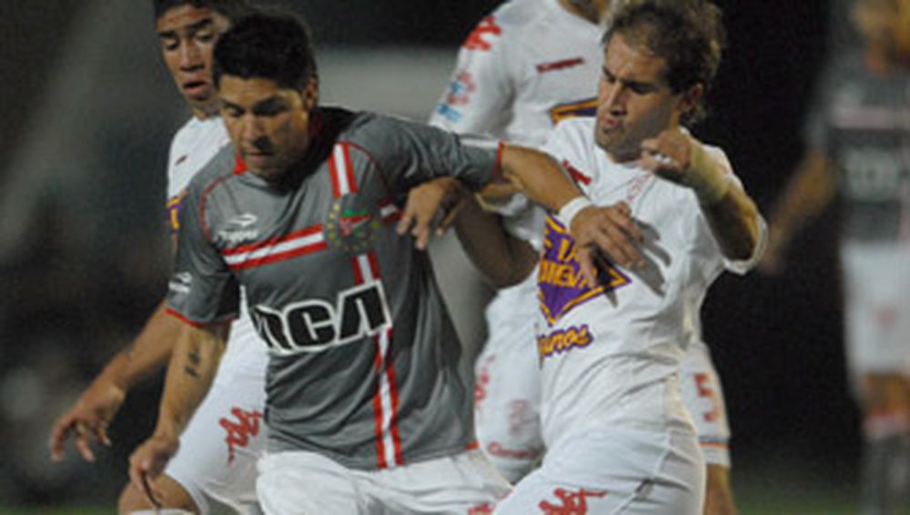 Estudiantes venció a Huracán y se afianza en la cima