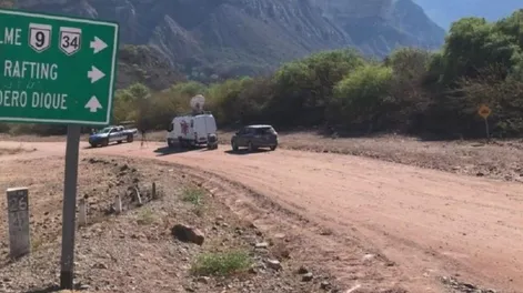 Un helicóptero de la Policía se acercó a la playa y voló las sombrillas de los turistas