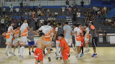 Campeones. Huarpes la pasó mal ante Barrios de Pie y en los penales pudo volver a festejar un campeonato.