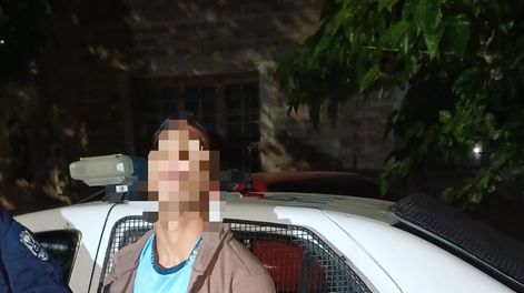 rawson: un jubilado sorprendio a un ladron robando los parlantes de su auto
