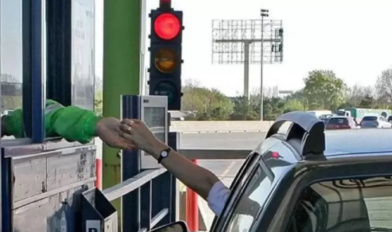 Cobro de peajes en rutas nacionales.