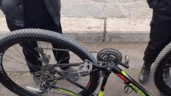 Le robaron la bicicleta y la encontró en venta en las redes: atraparon a menores de edad