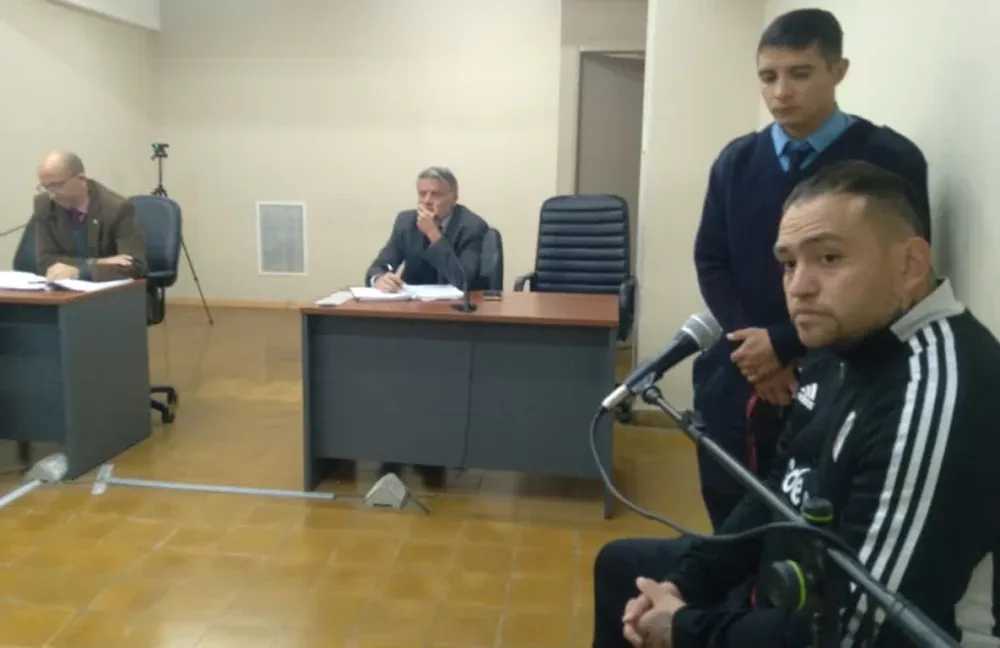 JUAN ANTONIO  ESPINOZA (a la derecha) negó haberle disparado a Ramón Daniel Banco, un sujeto al que -dijo- denunció el año pasado por haberlo dejado grave de un cuchillazo.