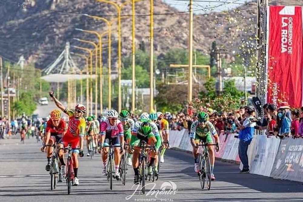 Nicolás Tivani ganó las tres etapas y se coronó en el Tour del Oeste