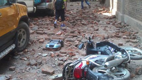 China: un sismo dejó al menos 43 muertos y 150 heridos