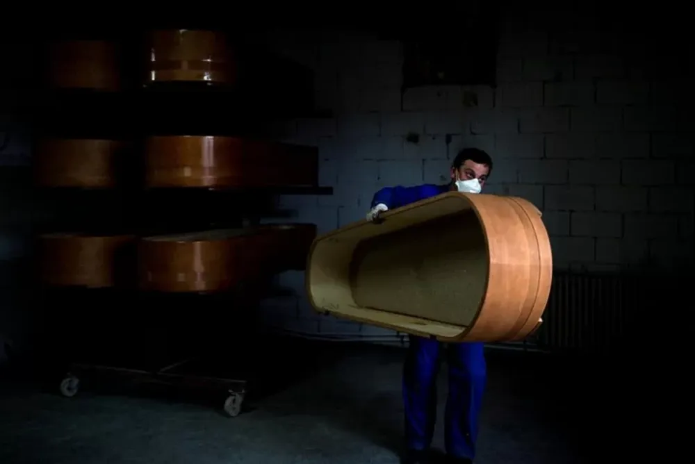 El pueblo español que vive de los ataúdes, desbordado de trabajo por la pandemia