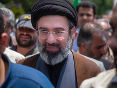 Mohtaba Khamenei es conocido por su influencia en Irán. Mohtaba Khamenei es conocido por su influencia en Irán.