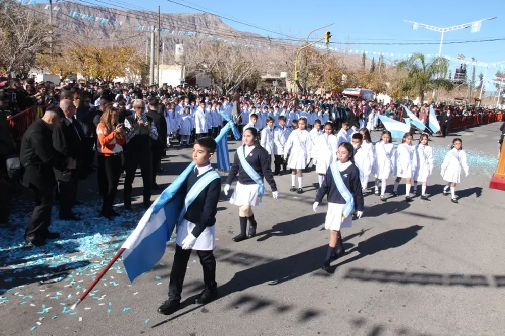 Con un acto exprés pero emotivo, le rindieron honor al general Belgrano