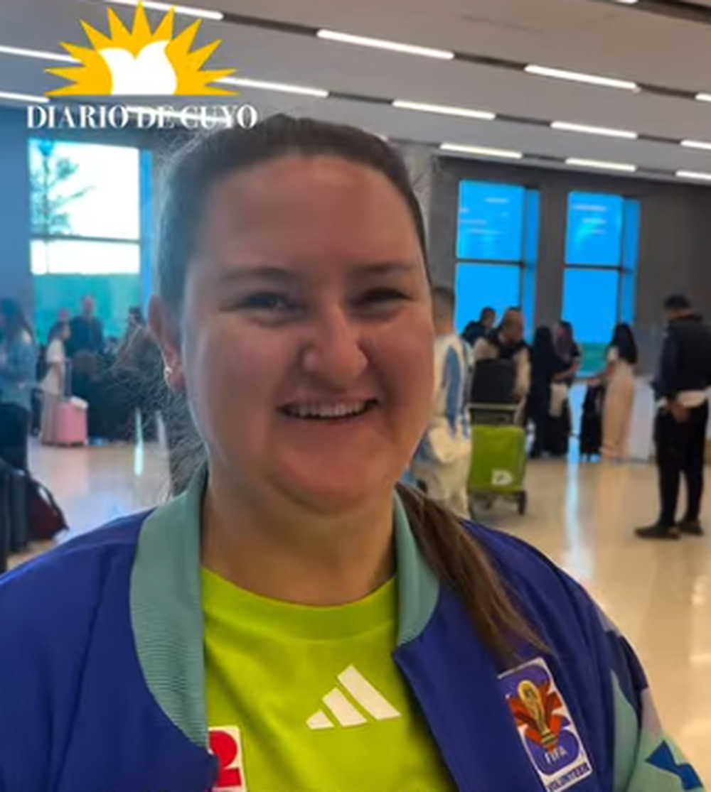 Elisabeth, la voluntaria de la FIFA que recibió al enviado especial de DIARIO DE CUYO, Rodrigo Nacif.