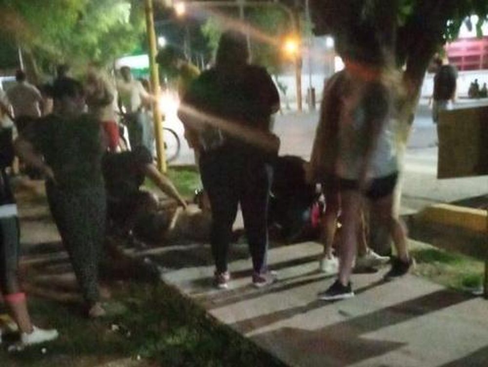 El choque entre un auto y una moto dejó a un hombre y a una mujer con graves fracturas