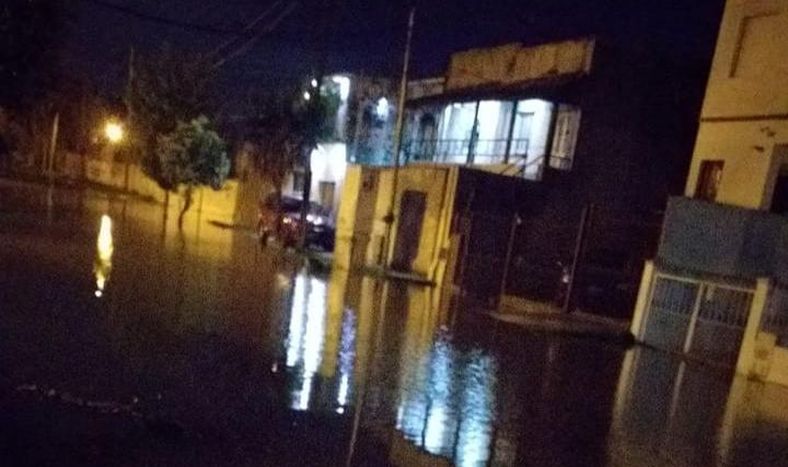 Crecidas en el Río de la Plata: inundaciones y municipios en estado de alerta por la sudestada