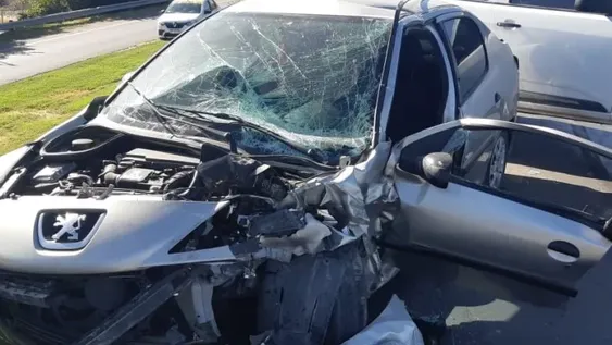 [FOTOS] Por esquivar una bicicleta, chocó de frente contra un auto y la ligó un motociclista
