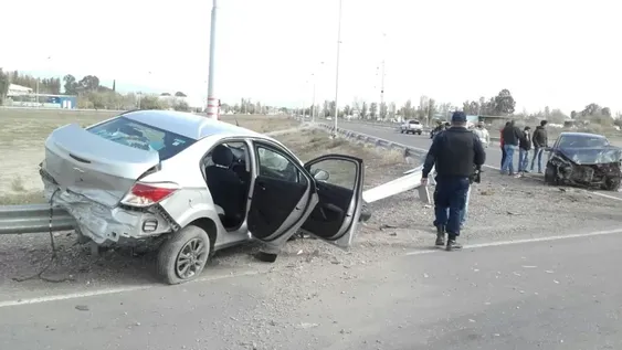 Chocó con otro auto y terminó montado sobre el guardarrail