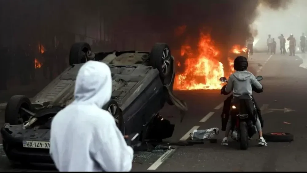 No cesa la violencia en Francia y ya son más de 1300 los detenidos