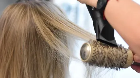 La ANMAT prohibió productos para el pelo y perfumes