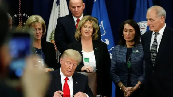 Trump ordenó hacer el muro que separará a su país de México