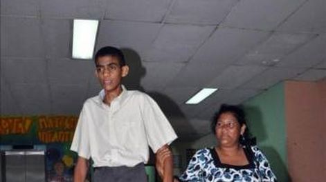 El chico de 15 años que mide 2 metros y no para de crecer
