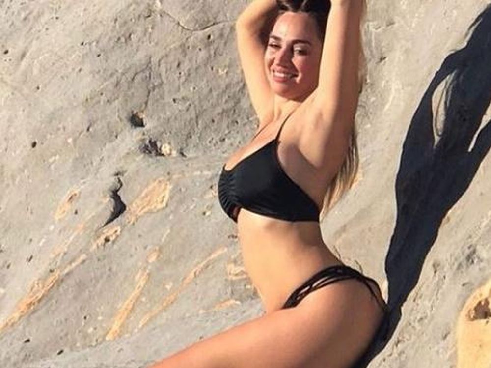 Belén Francese de espaldas y en bikini sobre un columpio