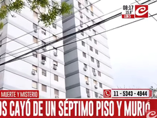 un joven cayo del septimo piso de un edificio
