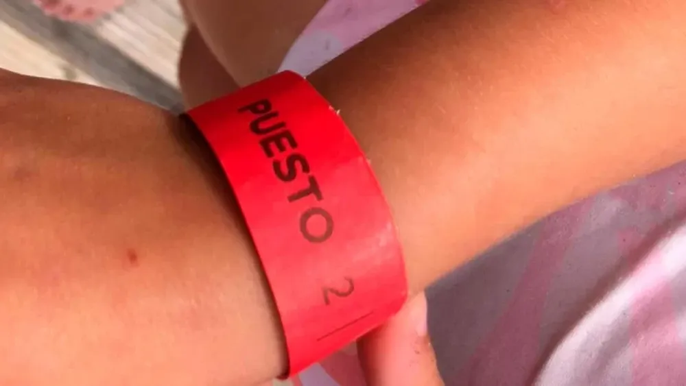 Nueva iniciativa en una playa: darán pulseras para facilitar la ubicación de niños perdidos