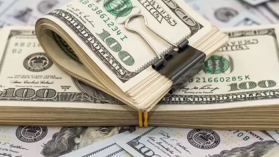 El dólar blue retrocedió un peso