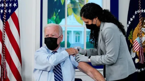 Joe Biden se colocó la tercera dosis de la vacuna contra el coronavirus