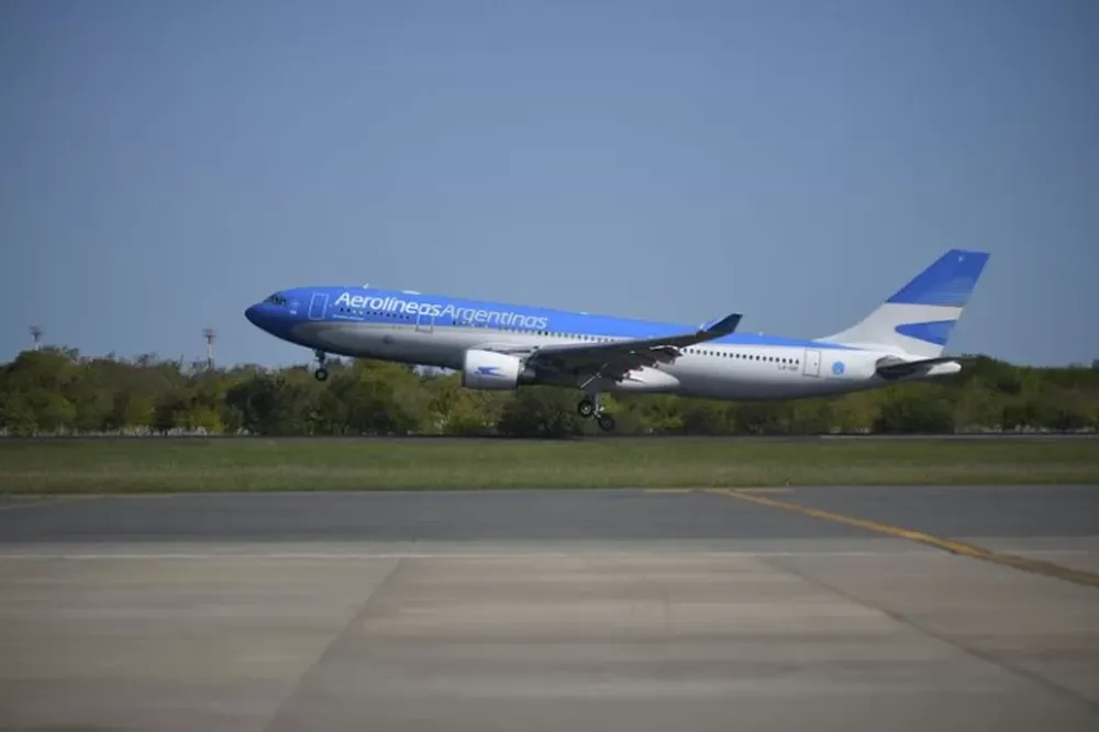 Se cambió de asiento turista a primera clase y retrasó una hora el vuelo
