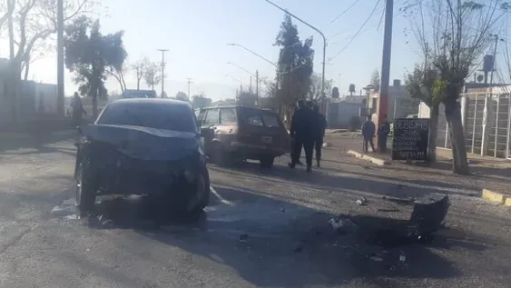 Fuerte choque entre dos autos en el interior de un barrio dejó a dos personas heridas