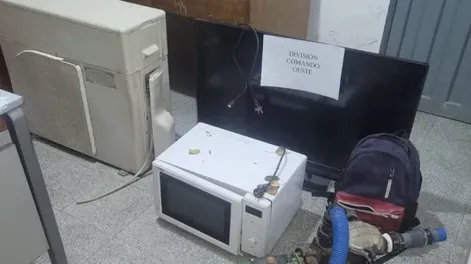 Delincuentes huyeron y un remisero quedó detenido con electrodomésticos y herramientas