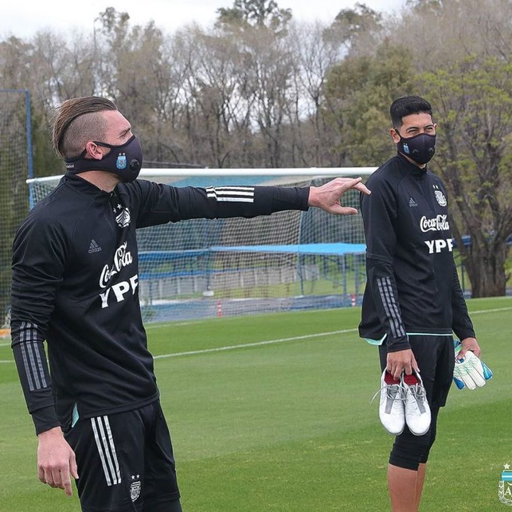El seleccionado inició los entrenamientos con los cinco futbolistas del medio local
