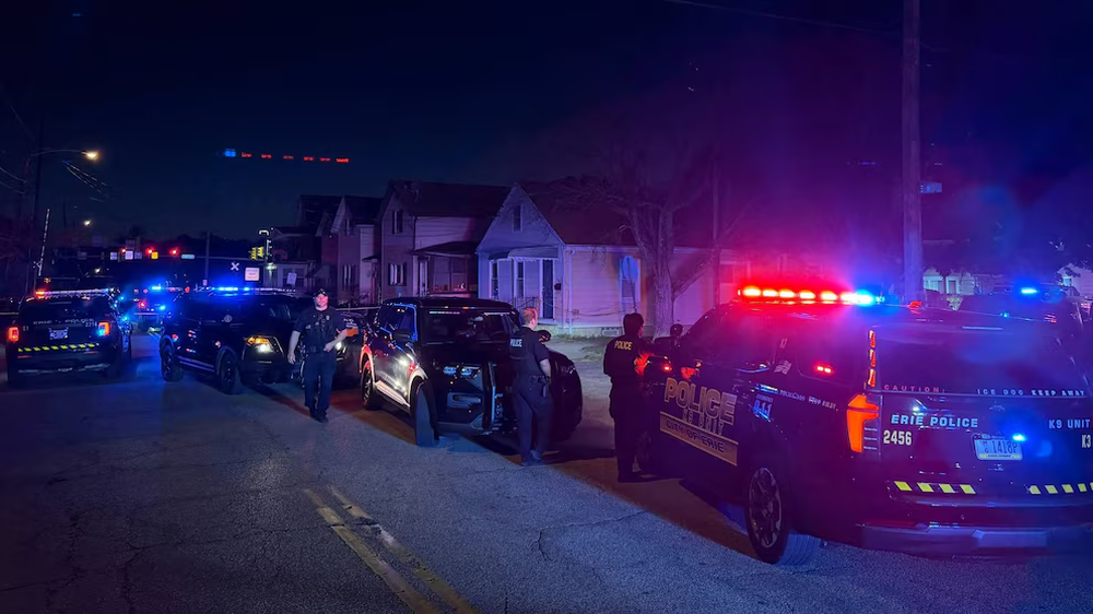 Un amplio operativo policial se desplegó alrededor de la vivienda donde fueron encontradas las víctimas en Erie. Foto: Your Erie