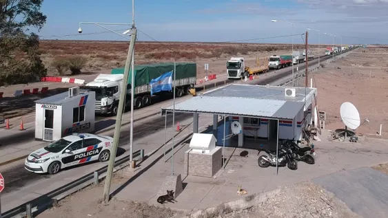 Analizan vacunar a los camioneros, especialmente a quienes cruzan a Chile