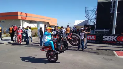 [VIDEOS] Llegó de Firmat y sorprendió al público con sus piruetas